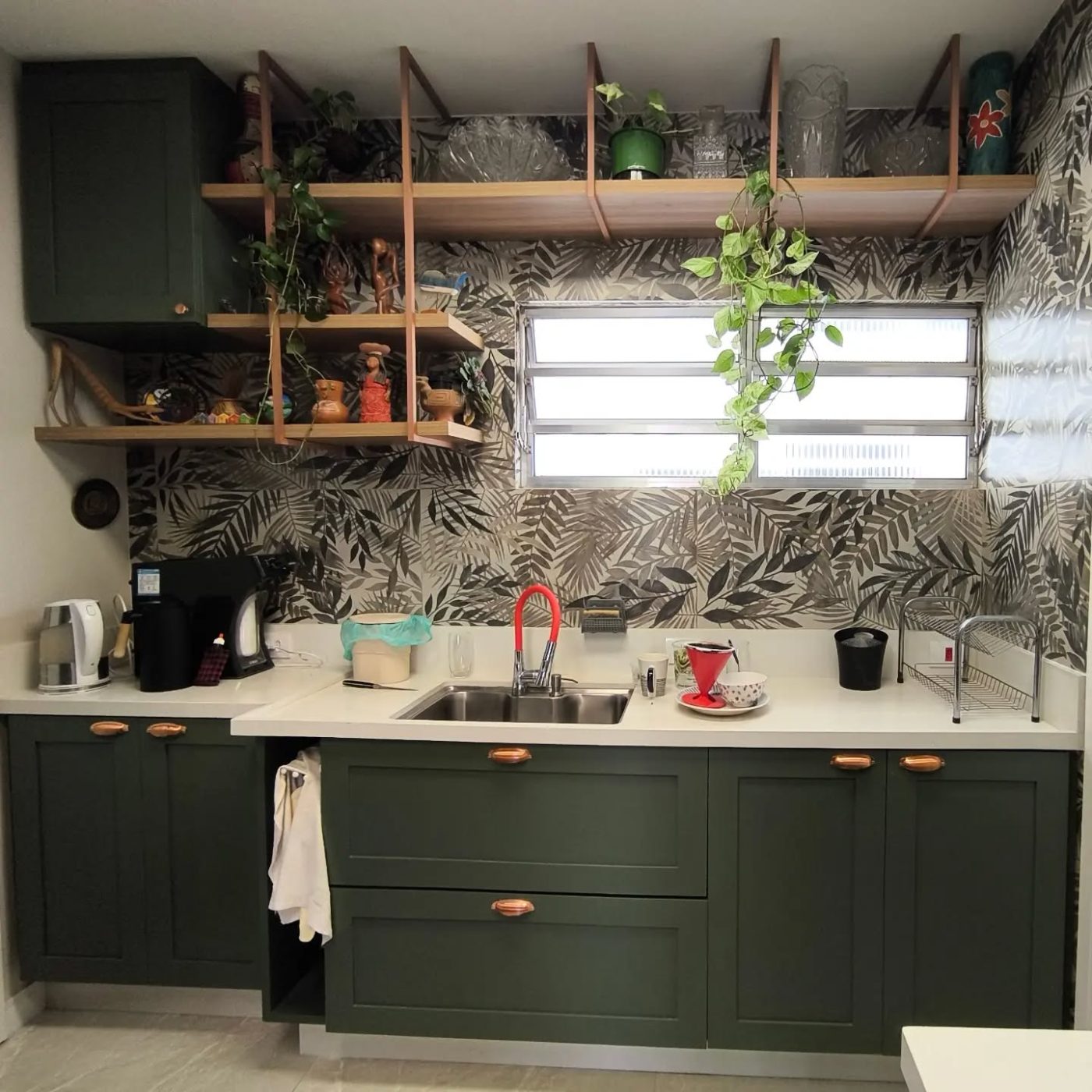 Uma cozinha que parece ter sido feita pra quem mora nela — porque foi